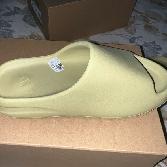 COPY - Yeezy slide Resin main image 5